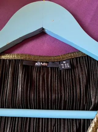 Blusa dorada plisada