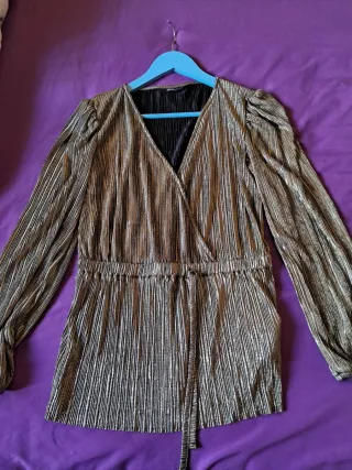 Blusa dorada plisada