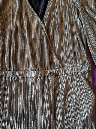 Blusa dorada plisada