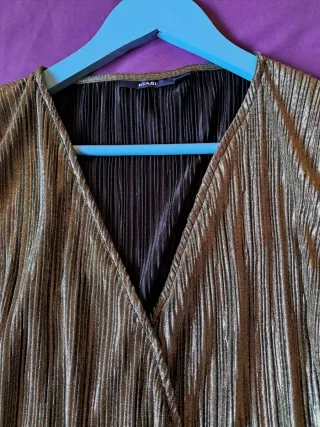 Blusa dorada plisada