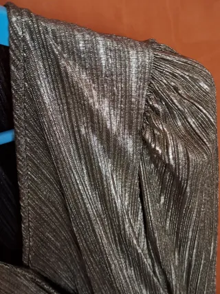 Blusa dorada plisada