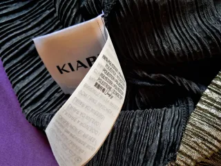 Blusa dorada plisada
