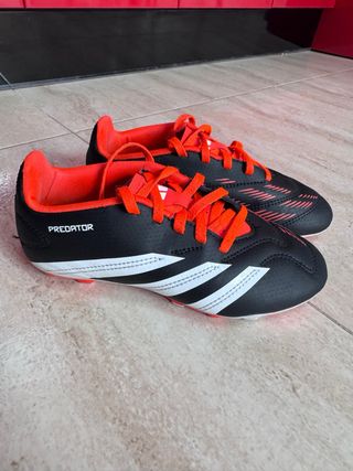 Botas de fútbol Adidas Predator.