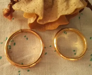 Anillos de compromiso de oro golfi