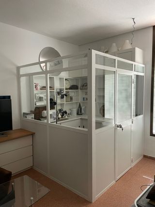 Mampara divisoria acristalada completa con puerta.