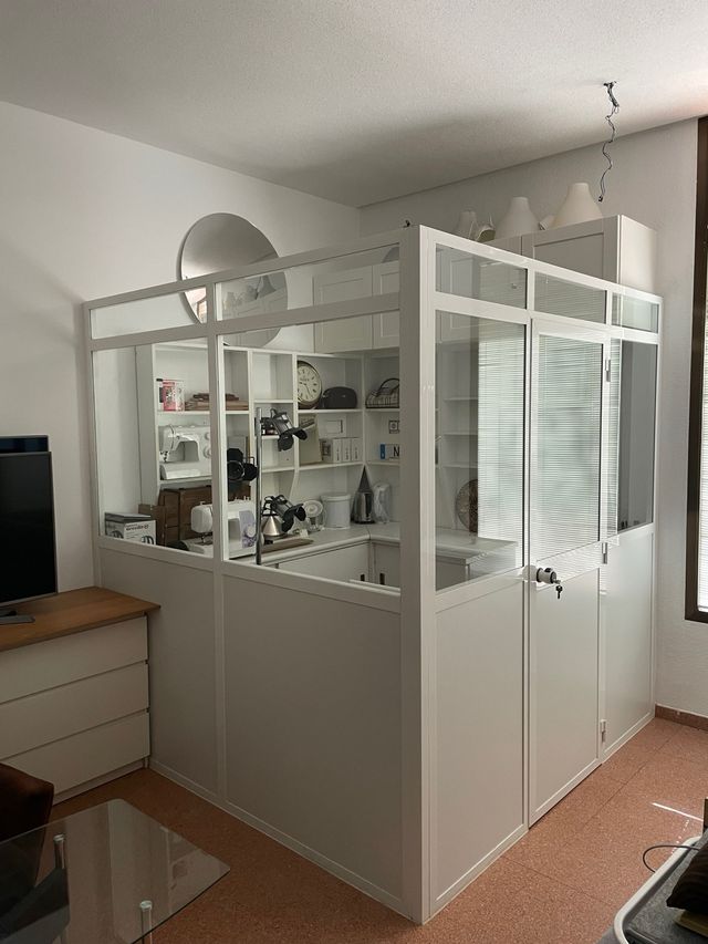 Mampara divisoria acristalada completa con puerta.