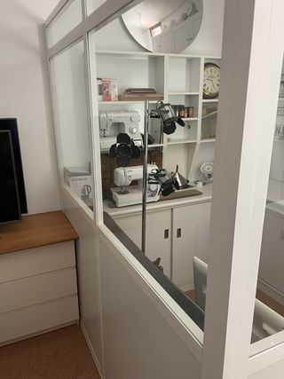 Mampara divisoria acristalada completa con puerta.