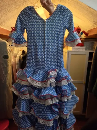 Traje de flamenca azul con lunares blancos