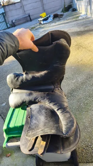 Montura de caballo negra