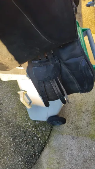 Montura de caballo negra