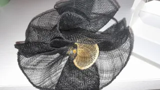 Tocado de fiesta negro y dorado con diadema