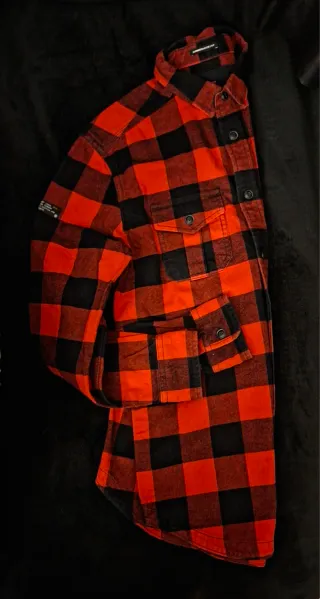 Camisa de franela a cuadros roja y negra