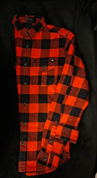 Camisa de franela a cuadros roja y negra