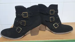 Botines negros con hebillas y tachuelas