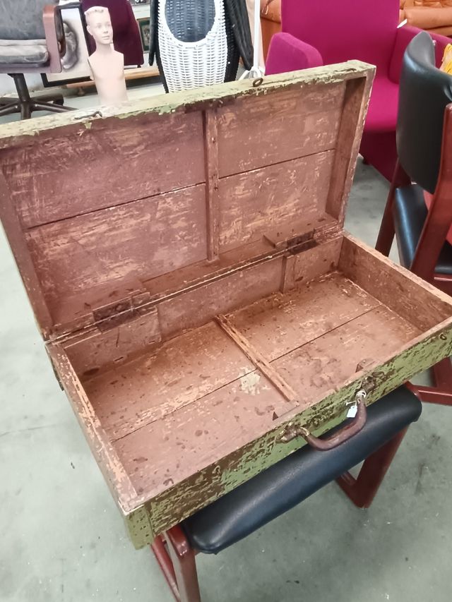 Maleta antigua de madera