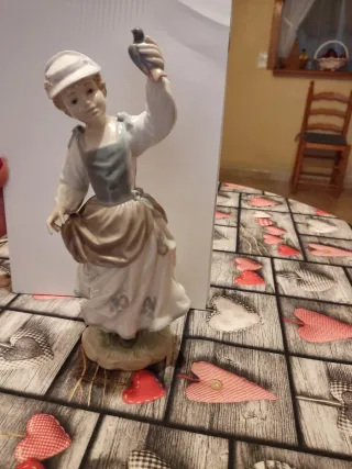 Figura Lladro porcelana niña con pájaro