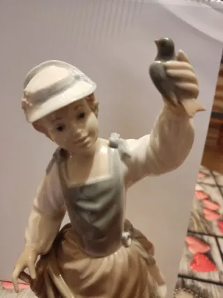 Figura Lladro porcelana niña con pájaro