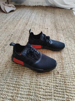 Zapatillas Adidas Negras con Rojo