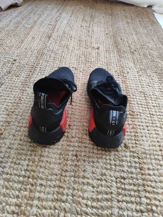 Zapatillas Adidas Negras con Rojo