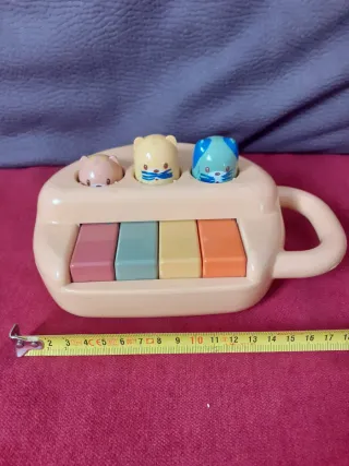 Pianoforte giocattolo con animali