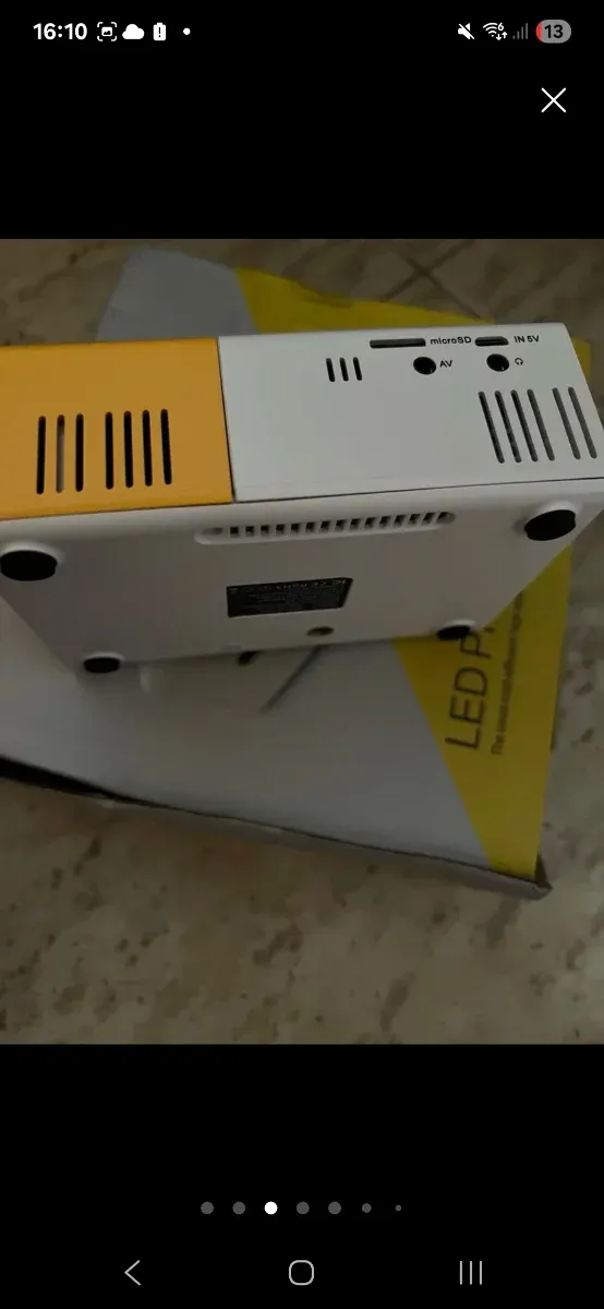 Proyector blanco y amarillo