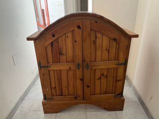 Tavolo in pino con sedie e porta bottiglie