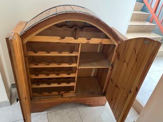 Tavolo in pino con sedie e porta bottiglie