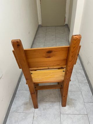 Tavolo in pino con sedie e porta bottiglie