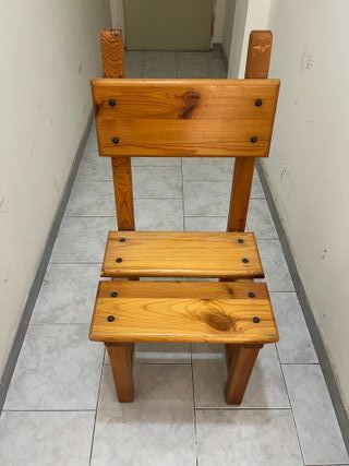 Tavolo in pino con sedie e porta bottiglie