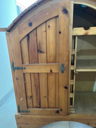 Tavolo in pino con sedie e porta bottiglie
