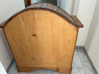 Tavolo in pino con sedie e porta bottiglie