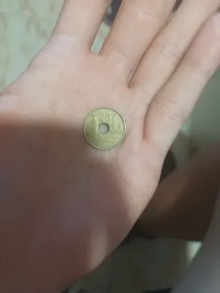 Moneda 25 pesetas con agujero Melilla