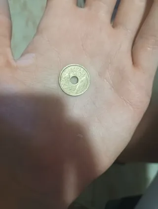 Moneda 25 pesetas con agujero Melilla