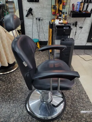 Silla de peluquería negra