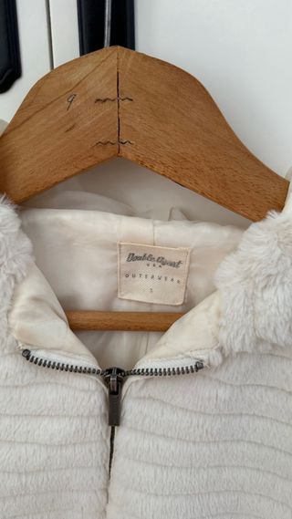 Chaqueta de pelo blanca con capucha