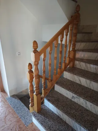 Barandilla de madera para escaleras