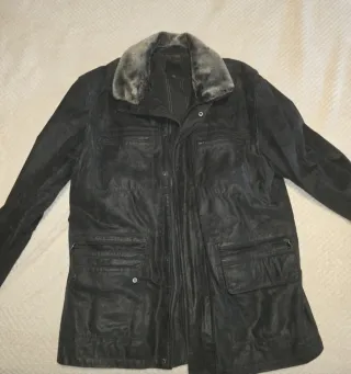Chaquetón de hombre negro con cuello de pelo
