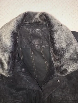 Chaquetón de hombre negro con cuello de pelo