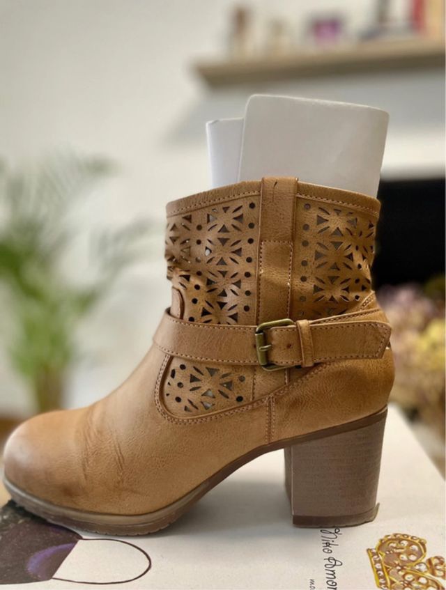 Botines camel con detalles calados