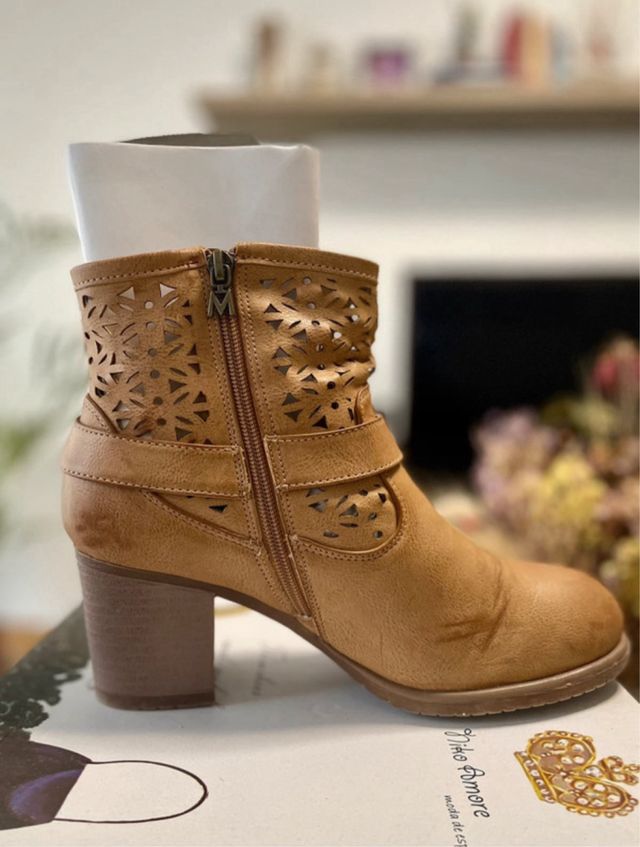 Botines camel con detalles calados