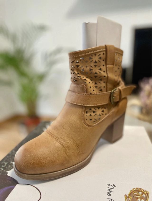Botines camel con detalles calados
