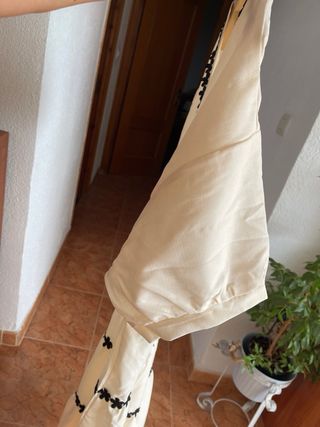 Vestido largo beige con detalles negros