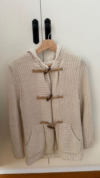 Chaqueta de punto beige con capucha