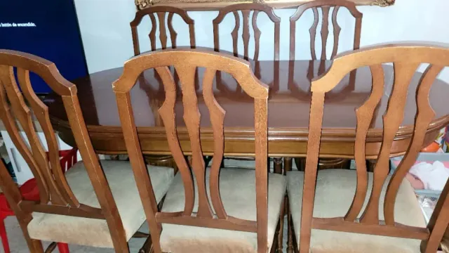 Mesa de comedor de madera marrón y seis sillas 