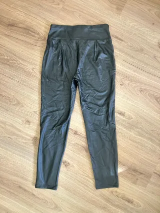 Pantalones negros efecto piel talle alto