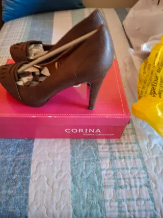Zapatos de tacón Mary Paz marrones