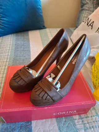 Zapatos de tacón Mary Paz marrones