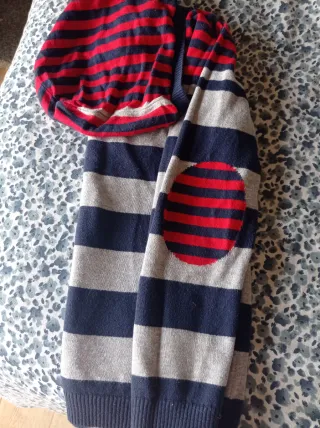 Jersey niño rayas rojas y azul marino Benetton.