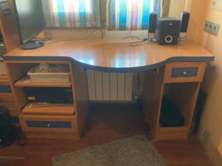 Escritorio madera y azul