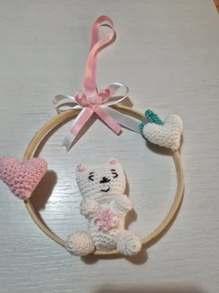Detalle bebé: Aro bordado con osito y corazones